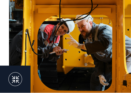 Deux personnes inspectent