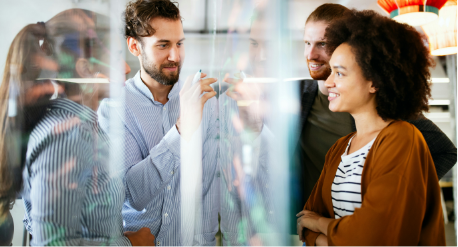 personnes dans un bureau